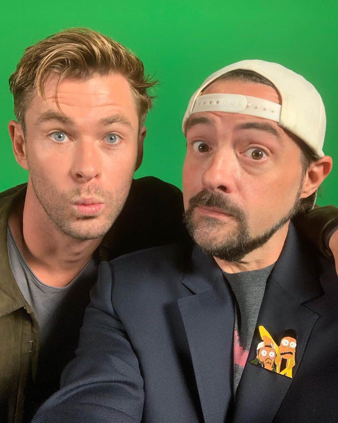 ケヴィン・スミスのインスタグラム：「Happy Birthday to @chrishemsworth - a mighty Thor, a funny fucker, and a total sweetheart who made the time to be in our dopey @jayandsilentbob Reboot flick (while he was opening a giant movie)! Not only did he make the Reboot worthy, Chris made it funnier! And as if that wasn’t gift enough, then he gave me one of my favorite moments in a movie theater this year: the Frigga scene in @avengers. Lots of fun was had with far Thor, but I enjoyed much more the bittersweet exploration of Thor’s trauma and acceptance of his failure. Chris pulled off an amazing piece of acting from under the rubber blubber (while looking a lot like me with my shirt off). I’ve been heavy and I’ve also felt broken; Chris nailed it (with a huge assist from the tremendous #renerusso). And later, when Thor pleads to be the one to Snap everyone back because he just wants to “do something good. Something right”? He’s all of us who’ve tried and failed. If Chris’ heartbreaking portrayal of despair goes unnoticed when the awards are given out, we should make and give him a Golden Hammer or some kind of trophy. The guy’s a prince! I hope he lives longer than Thor! #KevinSmith #chrishemsworth #birthday #JayAndSilentBobReboot」