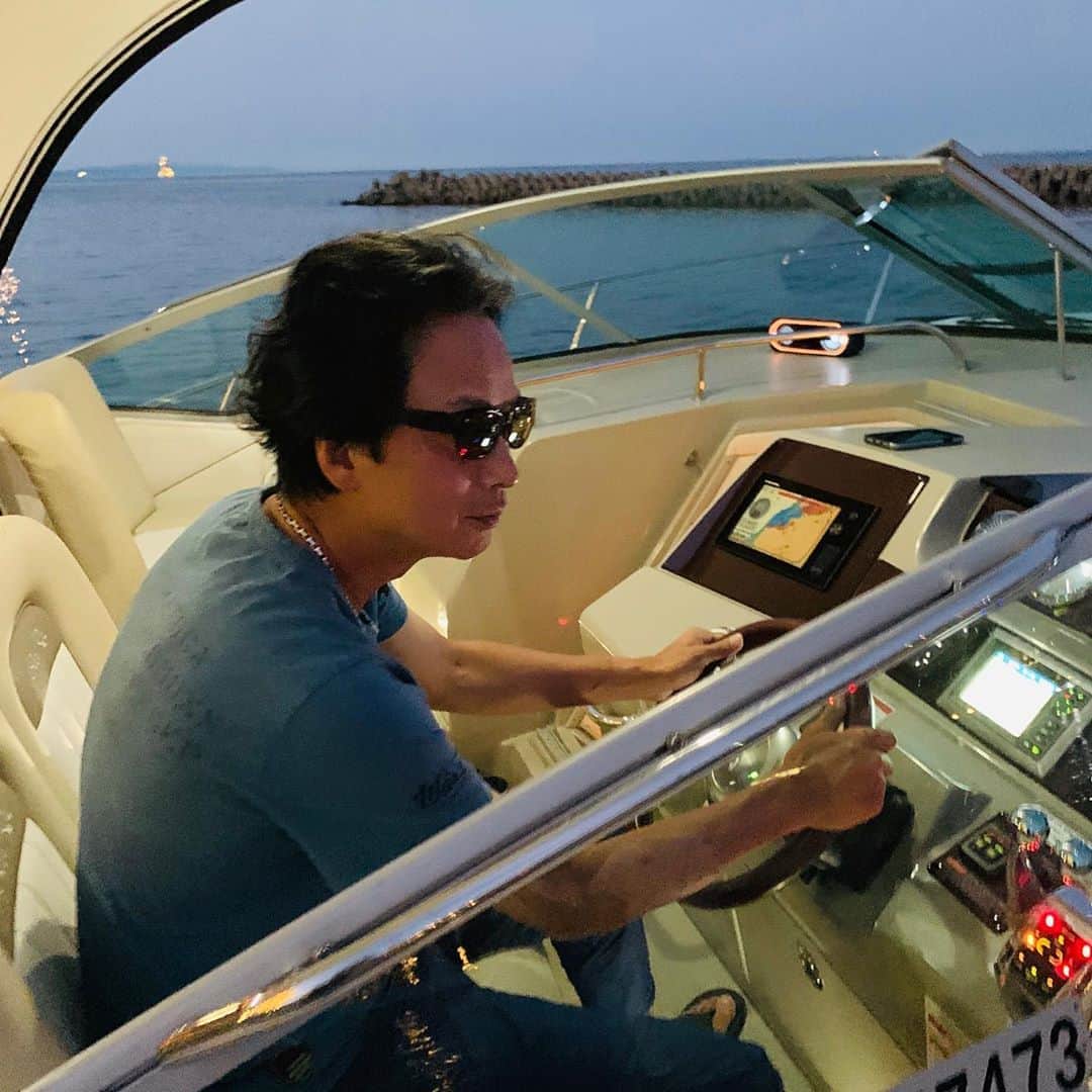 椎名桔平さんのインスタグラム写真 - (椎名桔平Instagram)「これで花火を見に行ったのです。でも船舶免許は持ってません。だから、停船中^_^  #淡路 友人の船🚢」8月12日 1時23分 - kippeishiina