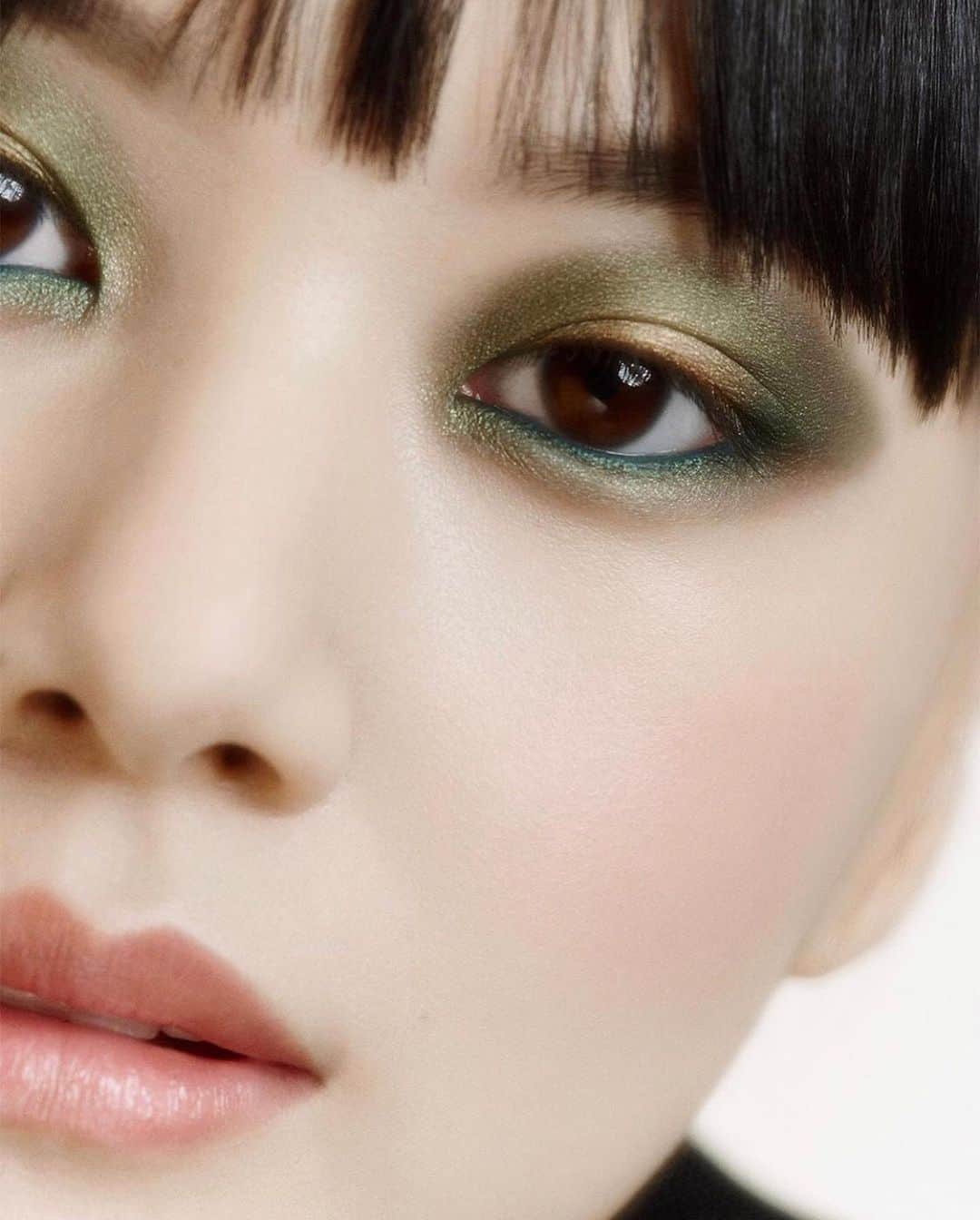 新井貴子さんのインスタグラム写真 - (新井貴子Instagram)「METALLIC GREEN SMOKEY EYE with @chanel.beauty 😉💚⚡️」8月12日 1時31分 - kikoarai