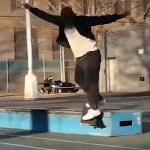 スラッシャーのインスタグラム：「😍 @bradcromer insta remix for @krooked 👀 Full clip playing on ThrasherMagazine.com 📡」