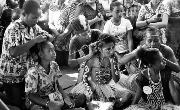 アグネス・モニカさんのインスタグラム写真 - (アグネス・モニカInstagram)「#DIAMONDS #weare . . Fun fact: ❤️ these beautiful ladies are Indonesians. This took place at Festival Danau Sentani , Sentani Timur, Jayapura, Papua, Indonesia. The braiding of hair in Papua is a tradition that started from the hand-weaving of a "noken" bag. Hence, the Papuans actually refer to hair-braiding as "hair-weaving" or "ANYAM RAMBUT" in Bahasa Indonesia (Indonesian language). Papuan women generally braid their hair for practical reasons such as for the ease of work. There are now many ways of hair-braiding and for many different reasons. This tradition has become very popular in Papua that it turned into an annual competition at Jayapura, the Indonesian province of Papua's capital city. . . Isnt it amazing how diverse yet similar we are as people? This is what my culture taught me. Unity in diversity. ❤️ #bhinnekatunggalika #AGNEZMO」8月12日 1時40分 - agnezmo