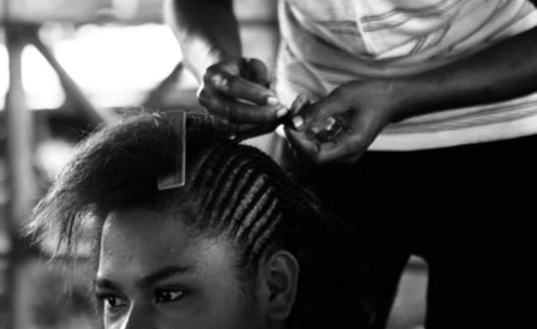 アグネス・モニカさんのインスタグラム写真 - (アグネス・モニカInstagram)「#DIAMONDS #weare . . Fun fact: ❤️ these beautiful ladies are Indonesians. This took place at Festival Danau Sentani , Sentani Timur, Jayapura, Papua, Indonesia. The braiding of hair in Papua is a tradition that started from the hand-weaving of a "noken" bag. Hence, the Papuans actually refer to hair-braiding as "hair-weaving" or "ANYAM RAMBUT" in Bahasa Indonesia (Indonesian language). Papuan women generally braid their hair for practical reasons such as for the ease of work. There are now many ways of hair-braiding and for many different reasons. This tradition has become very popular in Papua that it turned into an annual competition at Jayapura, the Indonesian province of Papua's capital city. . . Isnt it amazing how diverse yet similar we are as people? This is what my culture taught me. Unity in diversity. ❤️ #bhinnekatunggalika #AGNEZMO」8月12日 1時40分 - agnezmo
