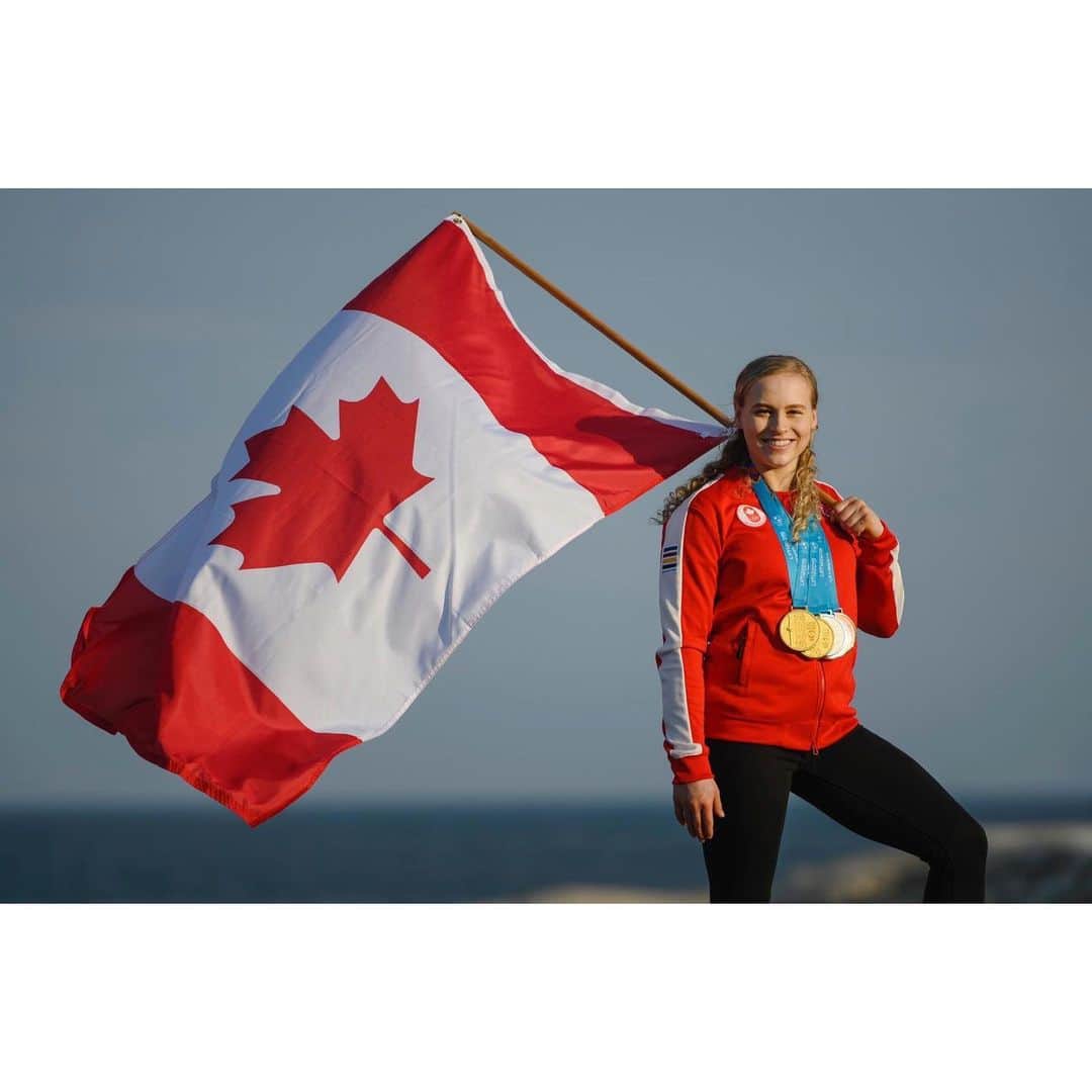 エリー・ブラックさんのインスタグラム写真 - (エリー・ブラックInstagram)「Beyond excited and honoured to lead our amazing Canadian team into the closing ceremony here in Lima, Peru! 🇨🇦❤️#teamcanada #lima2019 #flagbearer」8月12日 1時35分 - ellieblack_