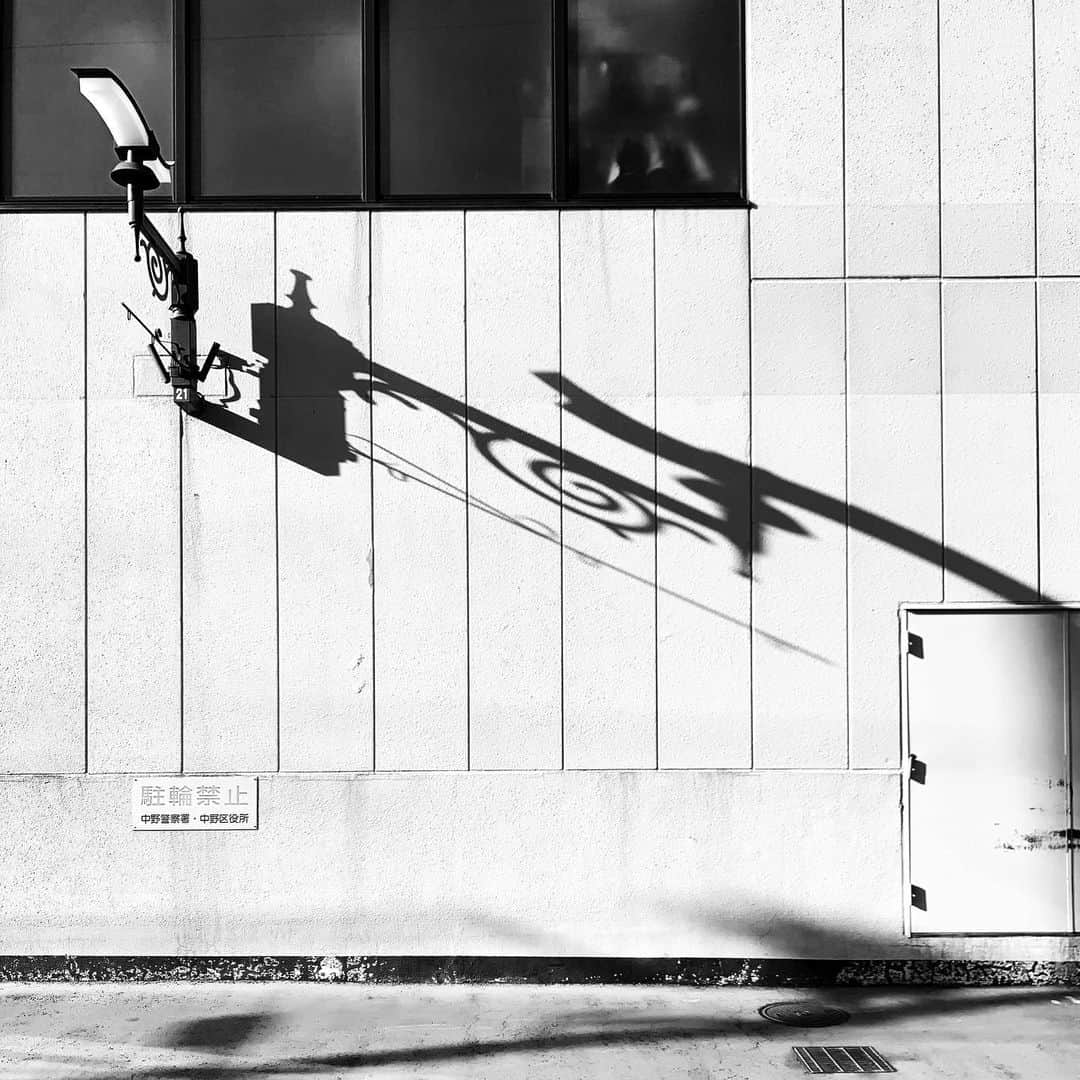 naotakeのインスタグラム：「斜光 -Slanting rays / iPhone XR + Snapseed, 20190812 . . 待ちに待ったエアコンの設置完了。今夜はよく眠れそう。 . . #royalsnappingartists #infamous_family #rsa_main #infinity_photo_cult #2_fineart #jp_gallery #jp_gallery_bnw #trb_bnw #wp_bnw  #bnw_life #bnwlife_member #bnw_life_shots #bnw_captures #world_bnw #top_bnw #team_jp_ #team_jp_モノクロ #ig_energy_bw #ig_nihon #streetphotographybnw #igersjp #blackandwhite #bnw #bnwphoto #monochrome #bw #bnwphotography #ShotOniPhone #shotoniphoneXR」