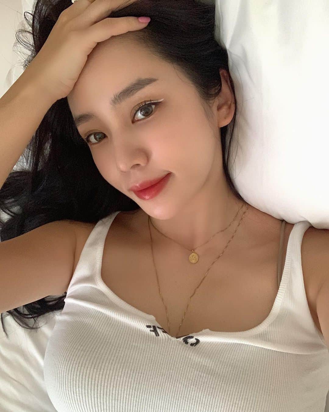 megbabyのインスタグラム：「最近白ラインすきぴ☺️🐩☁️#セルフメイク」