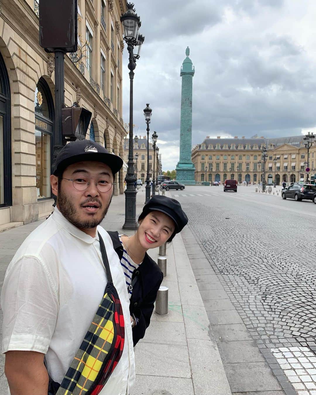 のインスタグラム：「. 벌써 그리운 파리~ 너무 더운 파리였지만  떠날 때 되니..환상적인 날씨를 보여줌.. . #뒤에서그렇게사랑스럽게웃고있었네 #모시메리셔츠안에는흰런닝셔츠지 #희바라기방 in paris with#윤꽁님」