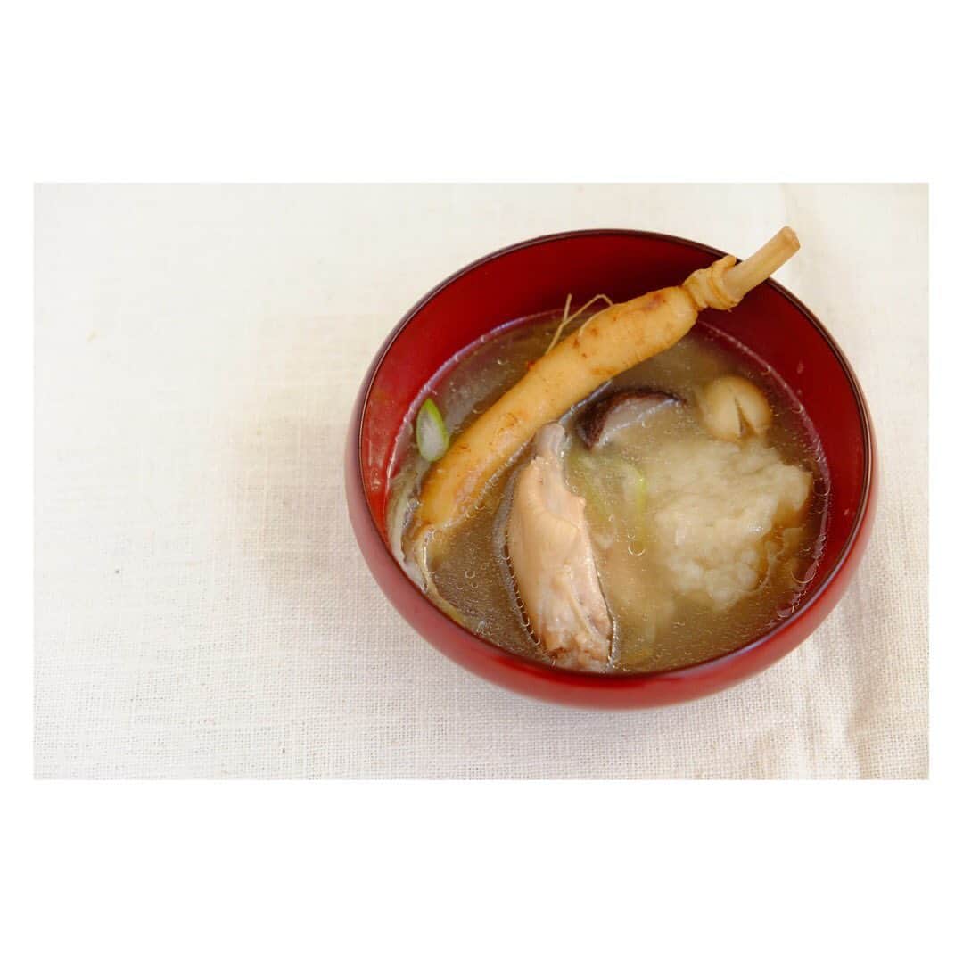 麻木久仁子さんのインスタグラム写真 - (麻木久仁子Instagram)「『メレンゲの気持ち』でご紹介した薬膳スープ。オタネニンジン、骨付き鶏肉、蓮の実、椎茸を鶏ガラと昆布の出汁でコトコト煮込みます。長芋をすりおろしたところに小麦粉を好みの固さになるように混ぜて塩をひとつまみしたものを、煮立っているところにポトンポトンと落として。山芋が浮いてきたら塩、醤油、オイスターソースで味付け。最後に長ねぎと茗荷をあしらって。夏バテした体に陰と陽を補うスープ。  #夏バテ #薬膳スープ #薬膳 #薬膳レシピ #薬用人参 #おたねにんじん#漢方 #中医学 #国際薬膳師 #山芋#メレンゲの気持ち #美彩薬膳 #医食同源 #食薬同源 #東洋医学 #薬膳ごはん #薬膳生活 #薬膳ライフ #食養生 #麻木久仁子」8月11日 17時03分 - kunikoasagi
