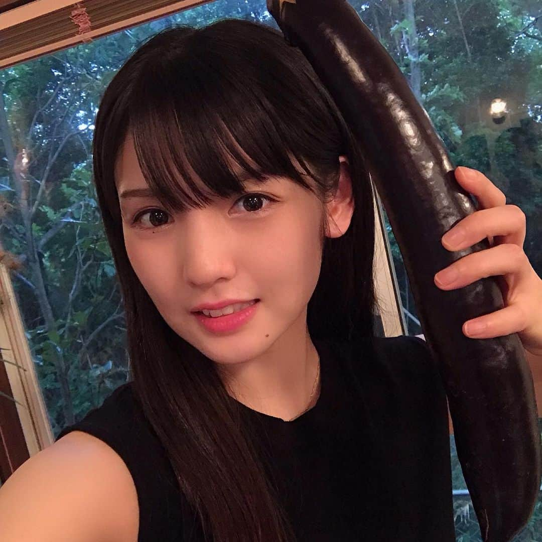 道重さゆみさんのインスタグラム写真 - (道重さゆみInstagram)「おばあちゃんの畑で出来た野菜おっきーーい！#ピーマン #ナス」8月11日 17時04分 - sayumimichishige0713