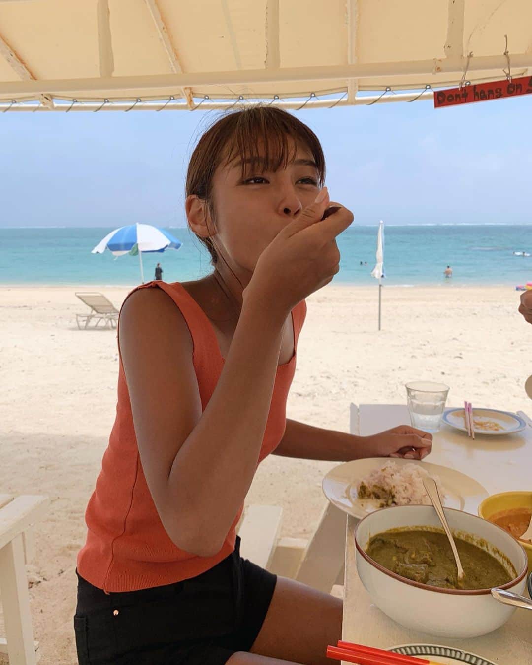 岡副麻希さんのインスタグラム写真 - (岡副麻希Instagram)「🌺 みんなで外で食べるお昼ごはんは、﻿ とってもスペシャルおいしいです😋💛🧡﻿ ﻿ #カレー#curry#ネパールカレー﻿ #ラッシー#コーラ#だいすき﻿ #beach 🏖﻿ #lunch 🍛🍟🍹🥗💗﻿ #2019夏 ﻿#ご褒美みたいなお仕事  tops#rudgley pants#forever21」8月11日 16時58分 - maki_okazoe_official