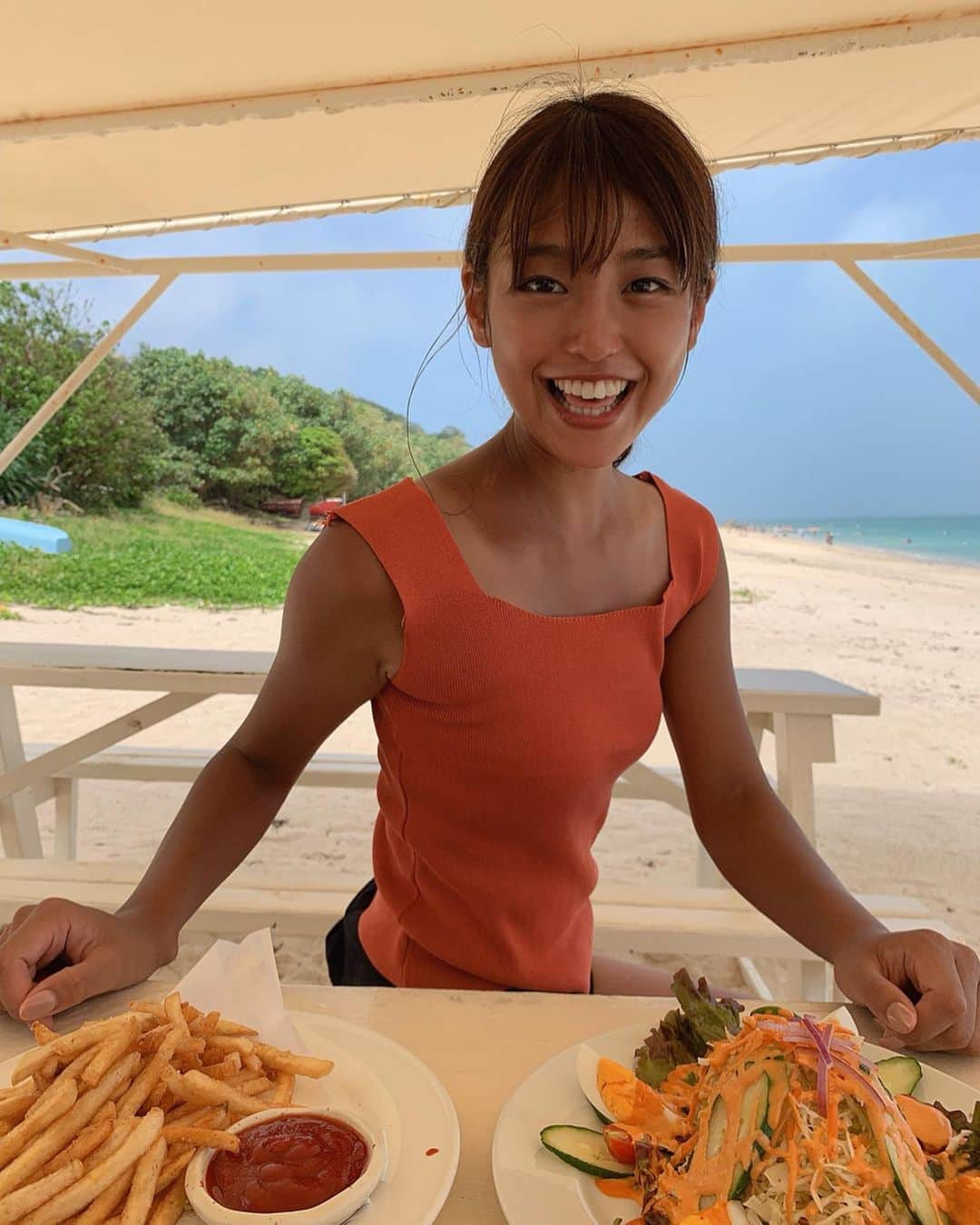 岡副麻希さんのインスタグラム写真 - (岡副麻希Instagram)「🌺 みんなで外で食べるお昼ごはんは、﻿ とってもスペシャルおいしいです😋💛🧡﻿ ﻿ #カレー#curry#ネパールカレー﻿ #ラッシー#コーラ#だいすき﻿ #beach 🏖﻿ #lunch 🍛🍟🍹🥗💗﻿ #2019夏 ﻿#ご褒美みたいなお仕事  tops#rudgley pants#forever21」8月11日 16時58分 - maki_okazoe_official