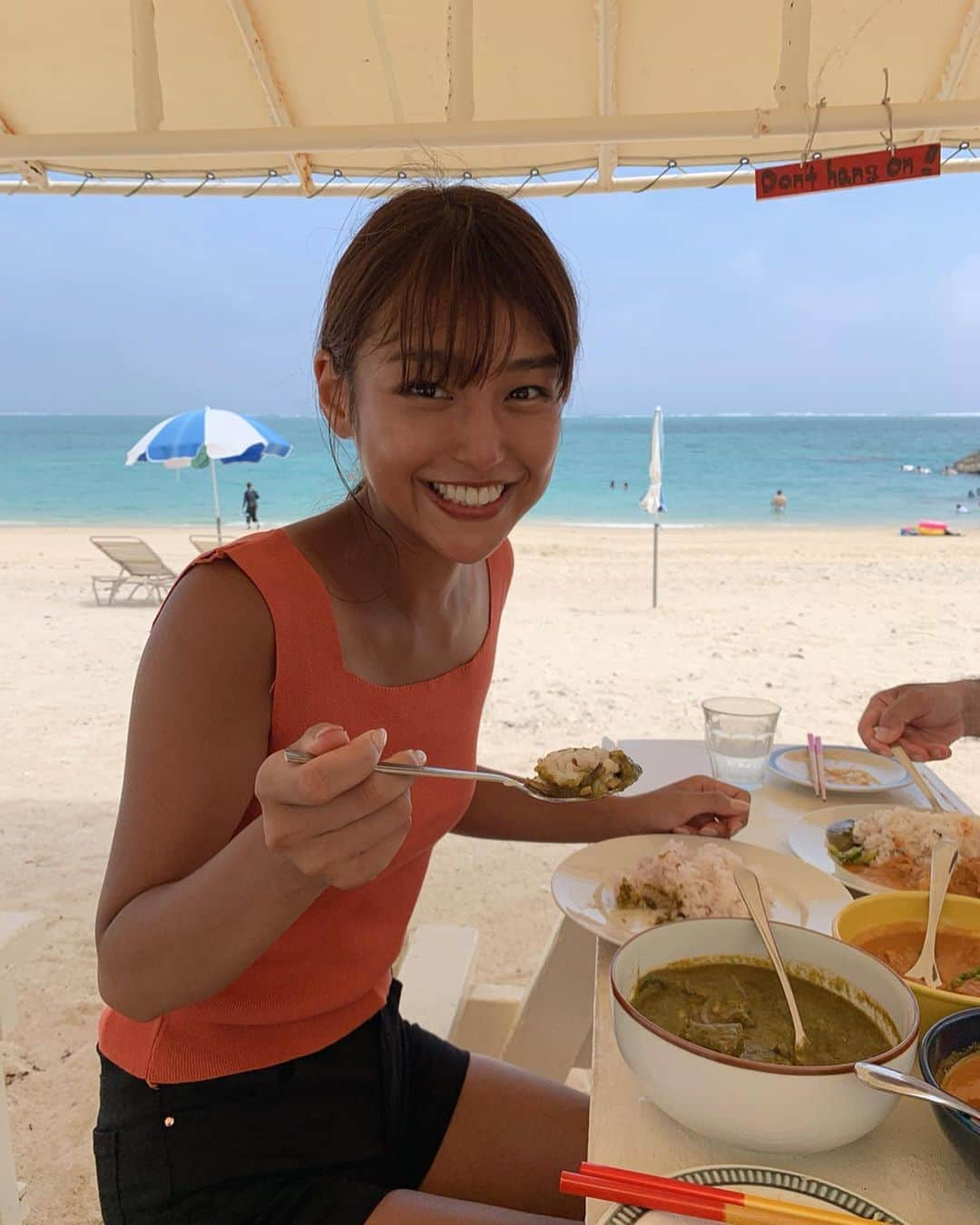 岡副麻希さんのインスタグラム写真 - (岡副麻希Instagram)「🌺 みんなで外で食べるお昼ごはんは、﻿ とってもスペシャルおいしいです😋💛🧡﻿ ﻿ #カレー#curry#ネパールカレー﻿ #ラッシー#コーラ#だいすき﻿ #beach 🏖﻿ #lunch 🍛🍟🍹🥗💗﻿ #2019夏 ﻿#ご褒美みたいなお仕事  tops#rudgley pants#forever21」8月11日 16時58分 - maki_okazoe_official