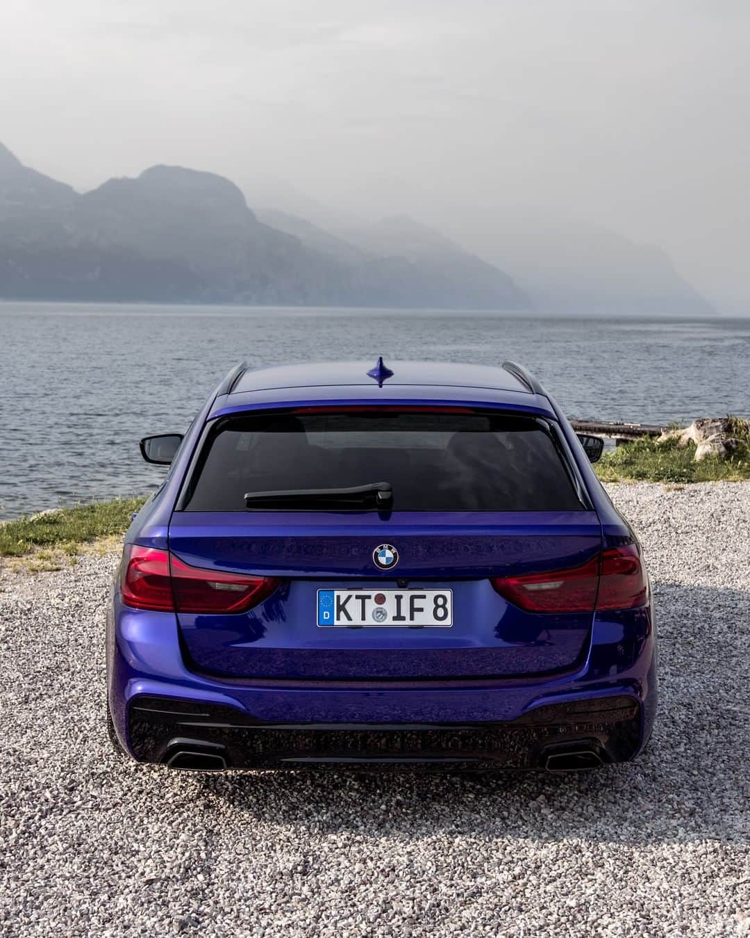 BMWのインスタグラム：「Facing serenity.  The BMW 5 Series Touring. #THE5 #BMW #5Series #BMWrepost @fs_if_8」