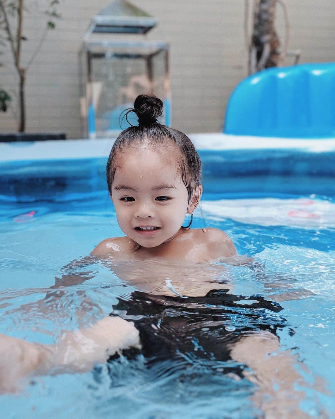 荻原桃子さんのインスタグラム写真 - (荻原桃子Instagram)「大きめのプールをテラスに出したら 大人もしっかりめに入れて なかなか居心地良し🍃  ワイン片手にお家プール最高✌︎ ムービーのEITOは カエル🐸さんの真似してジャンプしてます。  #eitokohashi  #2歳6カ月」8月11日 17時05分 - momokoogihara