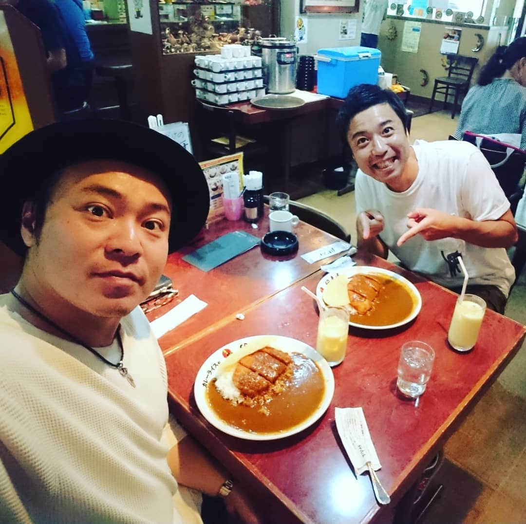 高井俊彦さんのインスタグラム写真 - (高井俊彦Instagram)「【TTホール合間ランチ☀️🍴】 大島と二人パパ友同士で森ノ宮の『印度屋』へ🍛✨ 大島があんなに汗かいてるの初めて見た‼️ 普通でもちょっと辛いのにダイナマイトに辛さアップしたら中々やったみたい☺️ 暑いときにカレーってやっぱりいいね😃✌️ 本日三回公演🎶 あと一回頑張ります⤴️⤴️⤴️」8月11日 17時01分 - takai_toshihiko