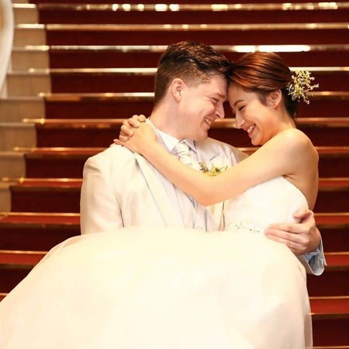 ホテルモントレウェディング【公式】 のインスタグラム：「♥ ￣￣￣￣￣￣￣￣￣￣ @montereyweddingをフォローして 『 #モントレ花嫁 』『 #ホテルモントレ』の タグをつけて投稿してくださいね＊*. ・ ホテルモントレエーデルホフ札幌 @edel_hotelmonterey ・ 螺旋階段でのお姫様抱っこ♡*. 赤い螺旋階段に真っ白な ウェディングドレスが映えます✴ ・ ——————————. ◆ブライダルフェア予約はこちらをcheck＊* http://bit.ly/2pAvY9m ◆ホテルモントレエーデルホフ札幌の公式HPはこちら* https://www.monterey-wedding.jp/edelhof/ ——————————. ・ ◆ホテルモントレ公式HPはこちら* https://www.monterey-wedding.jp ・ #モントレ #モントレ花婿 #プレ花嫁 #卒花 #marry花嫁 #dressy花嫁 #farnyレポ #プラコレ ﻿#maricuru #dressy花嫁 #日本中のプレ花嫁さんと繋がりたい #ウエディングニュース #flower #ウェディングドレス #dress #結婚式 #披露宴 #結婚式場 #2019年秋婚 #2019年冬婚 #ホテルモントレエーデルホフ札幌 #モントレエーデルホフ札幌 #札幌 #ドレス迷子 #カラードレス #ドレス選び #ドレス」
