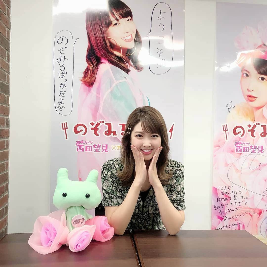 西田望見さんのインスタグラム写真 - (西田望見Instagram)「本日は、#のぞみる食堂 トークショーでした。暑いなかお越しいただきました皆さま、ありがとうございました✨ . イラストは、イベント中に #のぞみる画伯 が描き下ろしたもの……。いったい何が描かれているのか、ぜひ予想してみてください♡ . これにてデビューミニアルバム「女の子はDejlig」の関連イベントはひと段落となりますが、まだまだ皆さまと一緒にDejligな時間を過ごしていきたいので、引き続き応援のほど、よろしくお願いいたします！ . #西田望見 debut mini album 「女の子はDejlig」 NOW ON SALE🌹 試聴や詳細は、プロフィール→ @nozomiru_info のリンクからWEBサイトでチェックしてみてくださいね🔎 . #のぞみる #のぞみるソロみる」8月11日 17時06分 - nozomiru_info