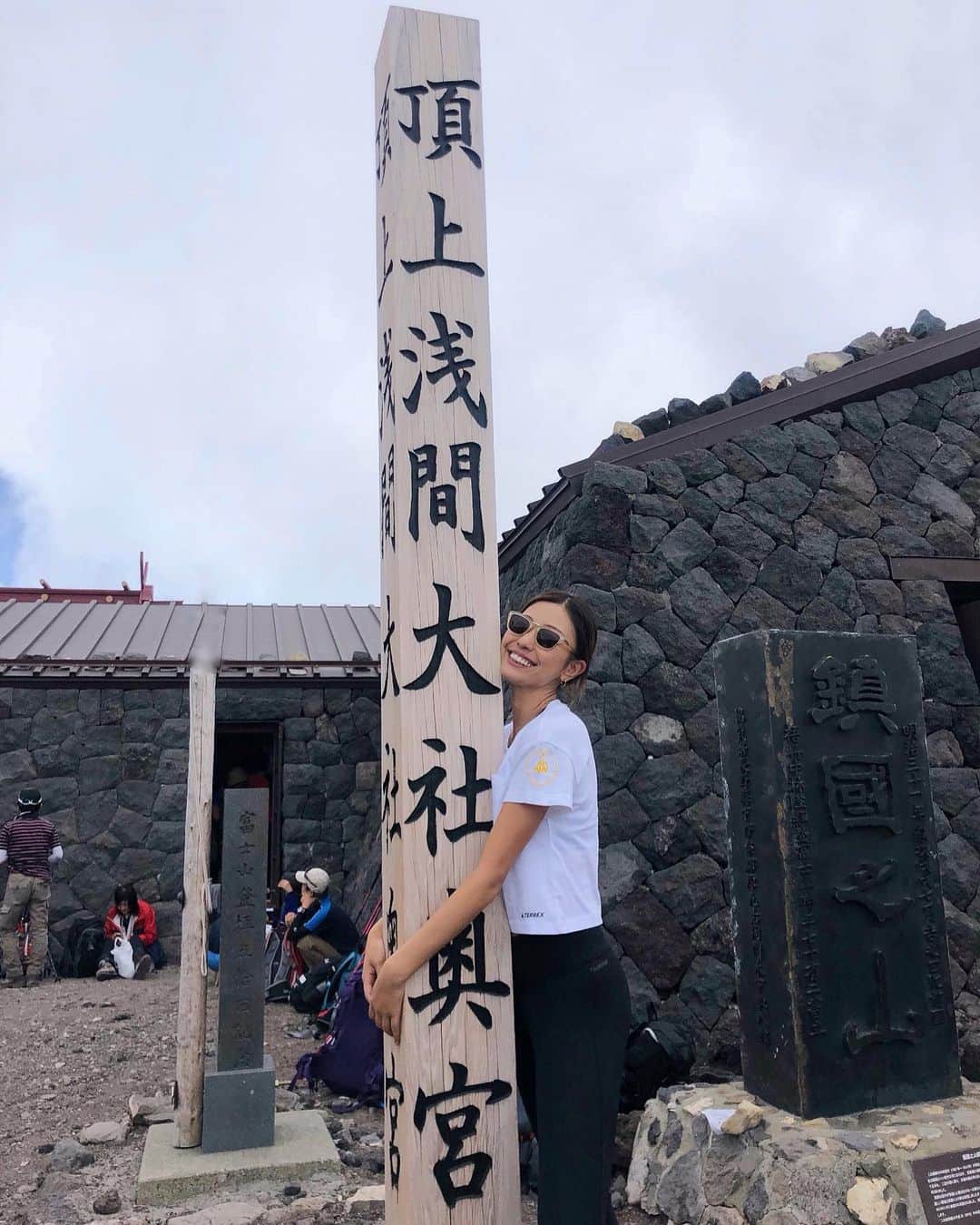 岩崎志保のインスタグラム：「Top of Mt.Fuji 🗻☀️ adidas Runners Tokyo × Mt.Fuji  3年連続、無事登頂！ 去年より1時間巻いて登れたことが本当に嬉しい、この1年で成長できたのかな✌️登ってる時はもう絶対やらない、無理ぃぃぃって思うのに山頂からの景色を見ると全部がリセットされる◎  フジロックにドイツに続いて富士山はハードすぎる、ってみんなに言われたけど終わってみたら全部が楽しくていい思い出なので問題なし🙆‍♀️ 根性さえあれば何でも出来るんだな〜って最近自分で自分に感動してる👏笑  @adidasrunners #adidasrunnerstokyo #mtfuji #富士山 #頂上浅間大社奥宮 #身体が喜ぶカラダ作り」