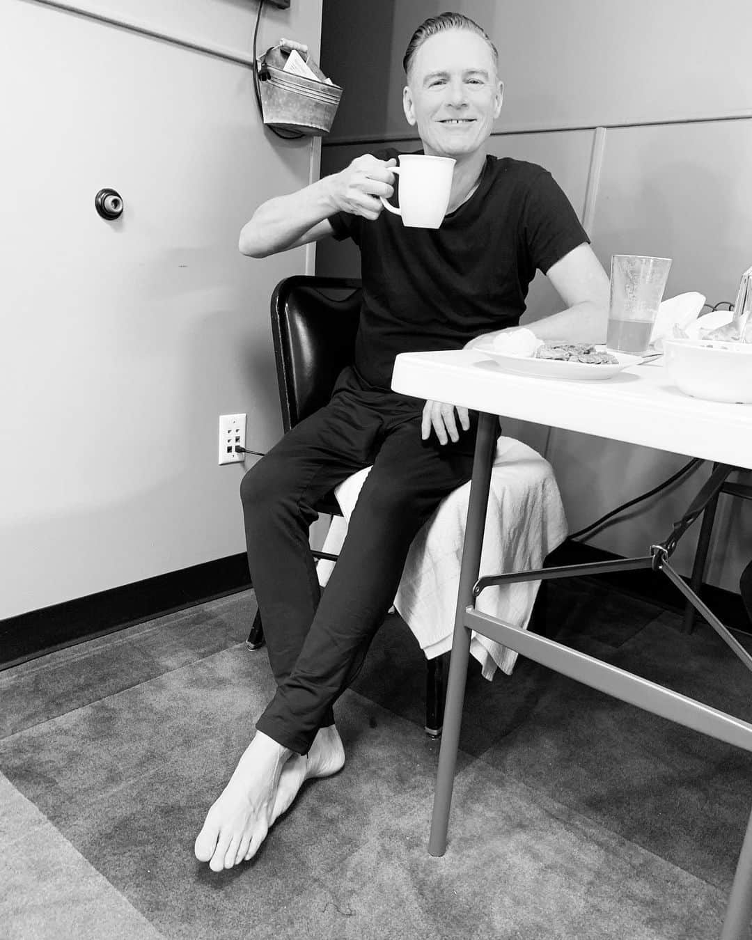 のインスタグラム：「Backstage cup of tea, after the PNC show. Great night ❤️ #pncbankartscenter #newjersey #bryanadamsshinealight」