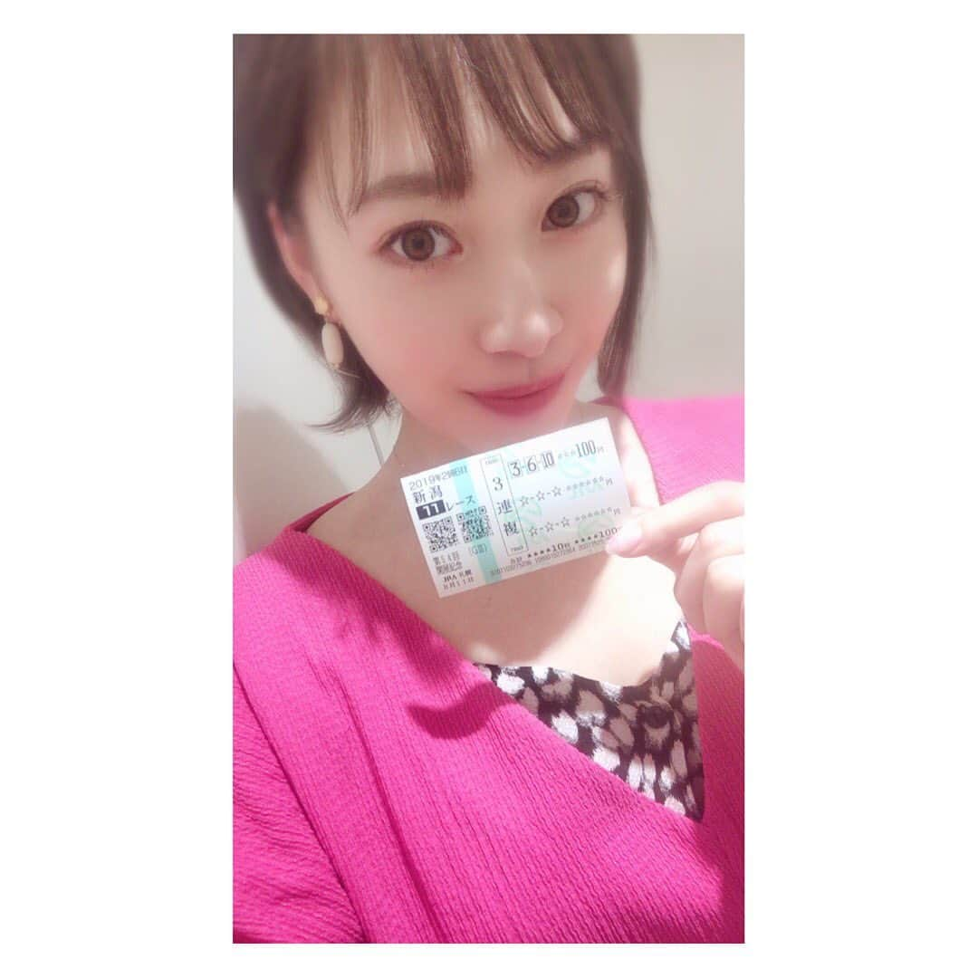 中村果生莉さんのインスタグラム写真 - (中村果生莉Instagram)「🤘 . . 本日もKEIBAプレミアご覧下さった皆様ありがとうございました(^-^) . . 今日は新千歳空港着いた瞬間は20度😲 . . 東京はその頃35度だったらしく、なんと気温差15度！笑 . . でも涼しくて北海道らしい気候を堪能できた本日でした😍👍 . . そして、本日のゲストは、武藤敬司選手でした🤣✨ . . プレゼンターもあり、番組の途中までのご出演となったので、恒例のゲストの方との集合写真撮れなかったことは悔やまれますが(笑)  武藤さんが予想して下さった . ⑥む ⑩とう ③さん . を私もちゃっかり買いました🤤🤘✨笑 . . 結果は残念でしたが武藤さんもとても楽しんで下さっていたようで良かったです(*´∀｀) . . 夏競馬も残りもわずか(>_<) . . 頑張ります🤗✨✨✨ . . #keibaプレミア  #uhb #競馬 #競馬場 #札幌競馬場 #本日のゲスト #武藤敬司 選手 #ありがとうございました」8月11日 17時18分 - kaori.nakamura_0226