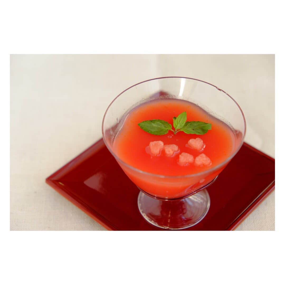麻木久仁子さんのインスタグラム写真 - (麻木久仁子Instagram)「夏の真っ赤なゼリー。トマトとスイカを同量。ミキサーにかけます。ともにタネはとってください。お好みの甘さにハチミツ、ほんのちょっとレモン汁、ゼラチンで固めます。スイカは解暑、利水。トマトは余分な熱を取る。夏休みのおやつ。  #解暑 #夏のおやつ #トマト #スイカ #ゼリー #スイカとトマトのゼリー #赤いゼリー #薬膳 #薬膳おやつ  #薬膳スイーツ #国際薬膳師 #美彩薬膳 #夏休み #食薬同源 #中医学 #東洋医学 #食薬同源 #医食同源 #薬膳生活 #薬膳ライフ #食養生 #麻木久仁子」8月11日 17時23分 - kunikoasagi