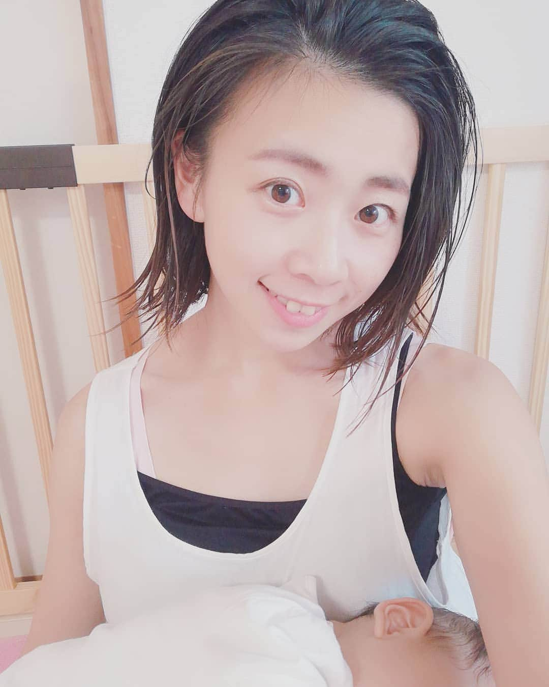 畠山智妃のインスタグラム：「甘えん坊さんただいま❤  パパにも娘にも離れてたから会えると喜び倍増ヾ(｡>﹏<｡)ﾉﾞ✧*。 #新婚 #っていつまで？ #仲良し夫婦 #娘は天使 #生後9ヶ月」