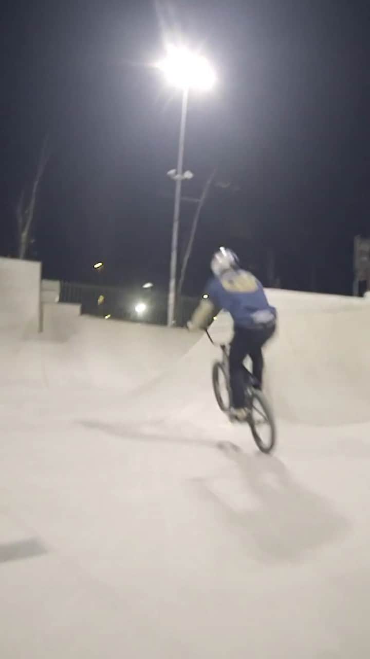 レッドブルのインスタグラム：「Riders are becoming more and more tech when it comes to street riding, ramps and trails. Thanks to devices such as the Movi or the Ronin, it is now possible to film extended lines super steady and better than ever before.  #redbull #givesyouwings #bikelife #bmx #bike #fromwhereiride」