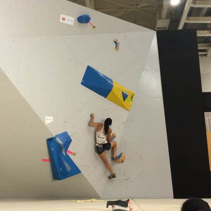 アラーナ・イップのインスタグラム：「Heading to semis here at the World Championships in 6th place in my group (11th place overall). Stoked! Tomorrow we cheer on @jason.holowach @lucasuchida @mccollsean in men’s bouldering qualifications 🇨🇦 ⠀⠀⠀⠀⠀⠀⠀⠀⠀ Video @mccollsean ⠀⠀⠀⠀⠀⠀⠀⠀⠀ @arcteryx @scarpana @canfund」
