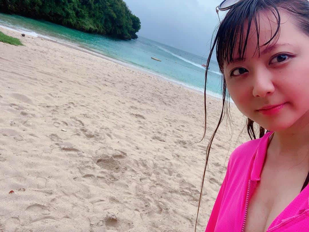 由井香織のインスタグラム：「台風の最中に行ってきました沖縄🏖ギリ晴れた☀️伊計ビーチは那覇から車で1時間ちょっとくらいかな！BBQもシュノーケルもできる素敵な海🏝一緒に行ったあゆみはバナナボートやってたけどわたしはビビリなので逃げました🥺あの遊びを楽しめるのは羨ましい🥺✨ #海水浴 #沖縄 #海 #ビーチ #伊計ビーチ #夏 #sea #バナナボート」