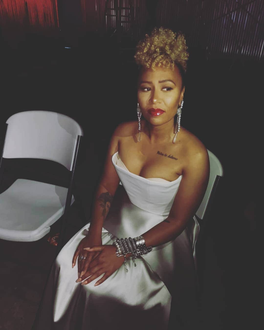 Emeli Sandéのインスタグラム：「Loving all your feed back on "Extraordinary Being" ❤  I'm so happy it's reminding you of your true power and magic!! Here's me enjoying my my best ball gown life at the video shoot... 💁🏽‍♀️」