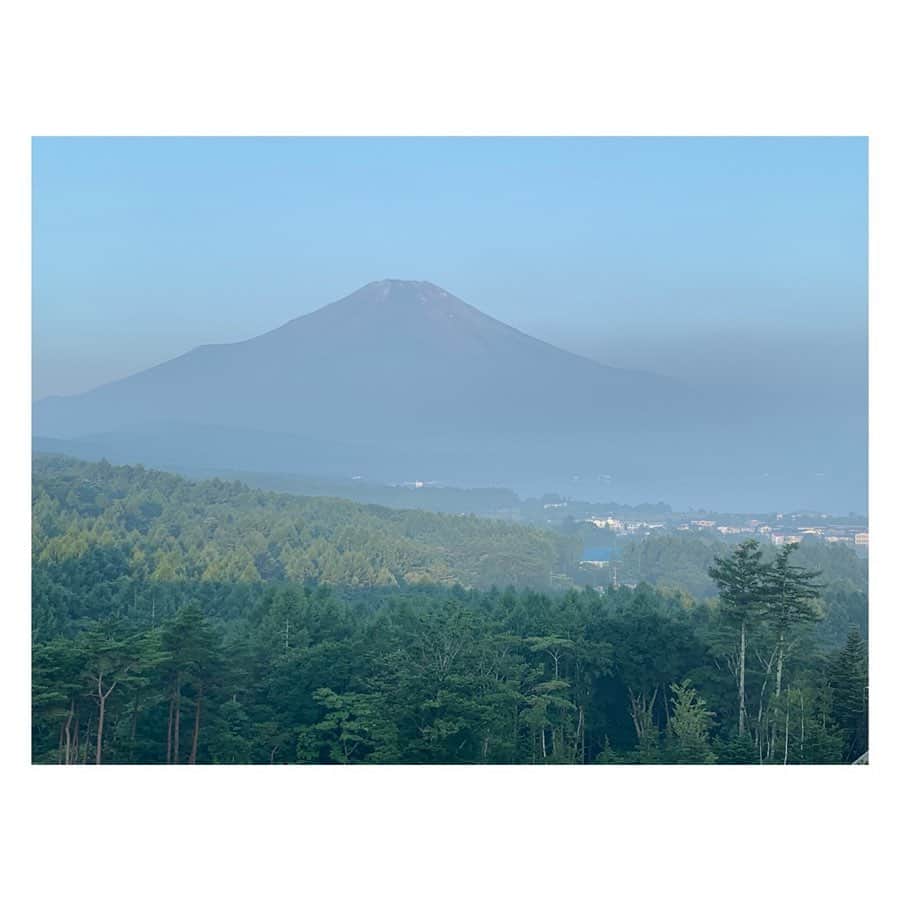 大久保涼香さんのインスタグラム写真 - (大久保涼香Instagram)「夏旅写真 その2📸  山中湖に宿泊したので 毎日富士山が見えました🗻  どこにいても、 富士山が見えると嬉しくなるのは 何故だろう😌 ************** #富士山 #下までくっきり #時間で表情を変える #標高3776m #みななろう  #小学生の時に教わった #これは忘れない  #きょうは山の日らしい  #mtfuji #lakeyamanaka #niceview #fujiyama #3776m #highestmountaininjapan  #japan」8月11日 17時47分 - sayaka_okubo