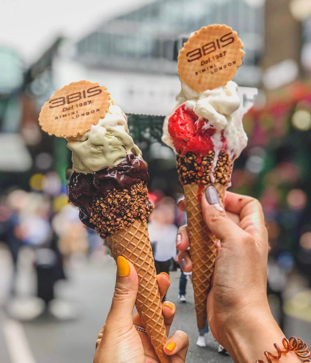 のインスタグラム：「So Saturday went well. Got my gelato fix from @3bislondon and this is not an ad. Just pure love for pretty ice creams 🍦  Dark chocolate (sorbet), pistachio & panna cotta was one sick combo 🔥📷 @verna.banana #saturday #weekend #gelato #dessert #treats #pistachio #chocolate #icecream #sogood #recommended #boroughmarket #londonlife」