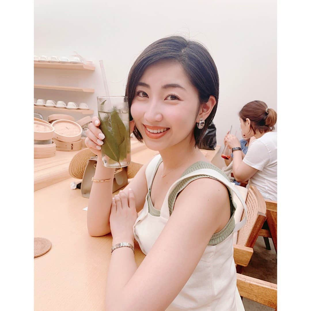 芦田美歩さんのインスタグラム写真 - (芦田美歩Instagram)「.﻿ .﻿ .﻿ 体調には自信のある私が﻿ ここ数日downしております😔﻿ ﻿ 夏の暑さにやられたのか、、、、﻿ 食あたりにやられたのか、、、、﻿ 韓国では生ものとか何食べても大丈夫だったのに、、、、﻿ ﻿ でも昨日の舞台は絶対観たかったのでうずくまりながらなんとか劇場に向かいました💦笑﻿ ﻿ 久々げっそりしてるので（笑）このまま夏のダイエット大作戦に突入したいと思います👍🏻❤️﻿ ﻿ みなさま！夏の暑さ！お気をつけくださいねっ！！！！ほんとに！ .﻿ .﻿ .﻿ #夏バテ #食あたり #久々ダウン #水分補給大事 #ポカリスエット #皆様 #お気をつけください」8月11日 17時50分 - a.mifu_cial