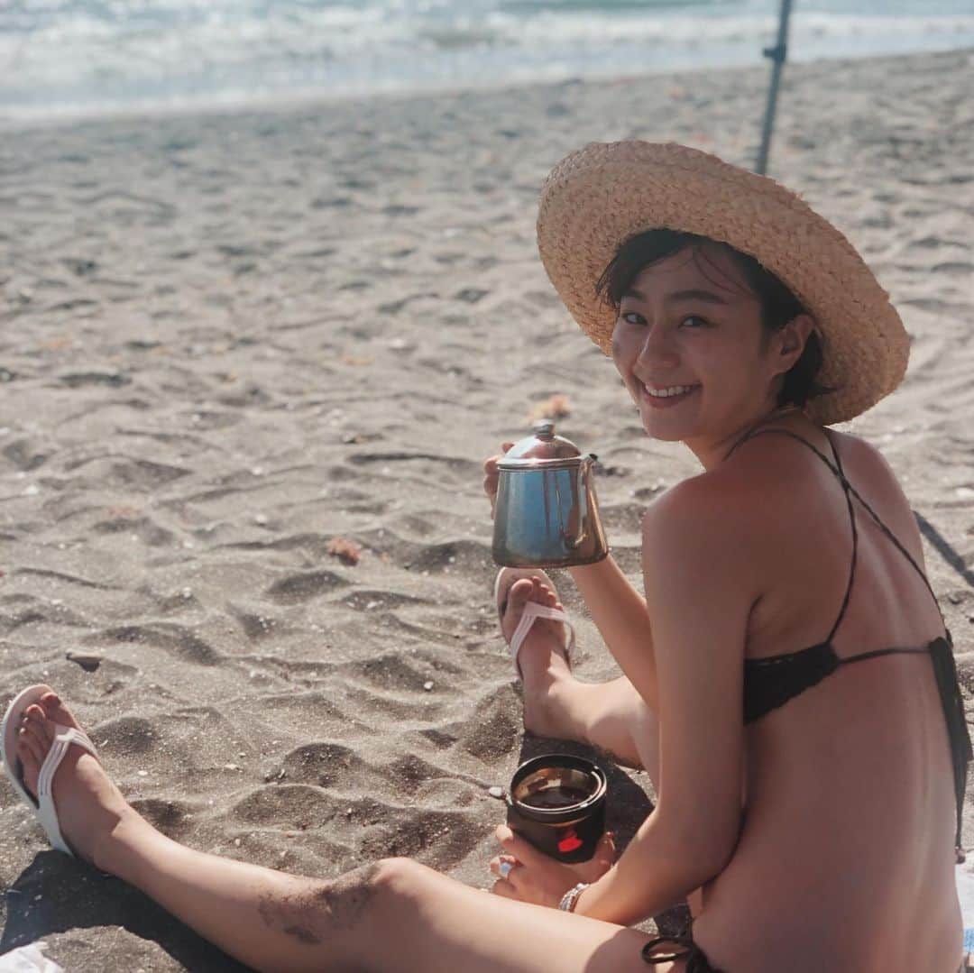 瀬戸あゆみさんのインスタグラム写真 - (瀬戸あゆみInstagram)「Thank you for the great coffee @shidamizuki on the beach❤️☕️🏖 美月ちゃんがBBQの火でお湯を沸かして淹れてくれたアイスコーヒー、おいしかった！ 道具と身ひとつさえあればどこでも人を喜ばせられるのってすごい。かわいいし。 ありがとう❤️」8月11日 17時50分 - setoayumi