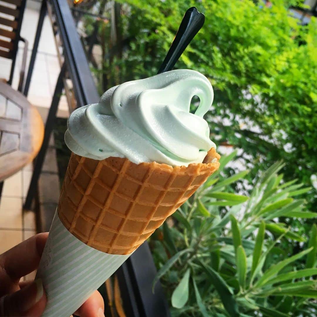 田中香子さんのインスタグラム写真 - (田中香子Instagram)「残暑の午後は 水色バニラ。  #本日のスウィートメモリーズ #水色 #ソフトクリーム  #icecream #sweet #水色が好き #ソフトクリーム部」8月11日 17時51分 - soo.yt