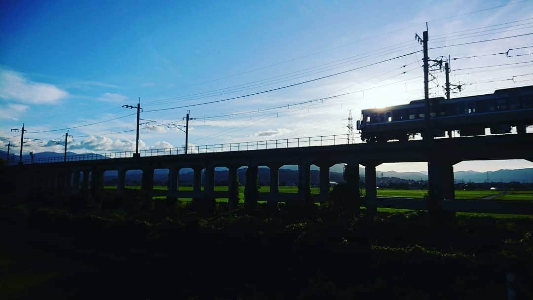 のインスタグラム：「青空と雲と田んぼと電車 いかがでしょう？ #青空 #雲 #田んぼ #電車 #撮り鉄  #湖西線 #安曇川町」