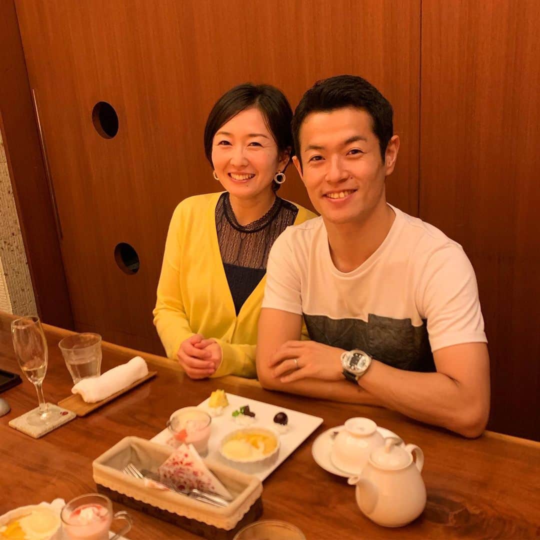 山本尚貴のインスタグラム：「テスト終了！🚙レースに向けてうまく仕上げて本番は勝ちたい👍 . そして今日は結婚してから迎える4回目の山の日⛰今年は特に家を空ける事が多くたくさん迷惑をかけてしまっているけど…それでも家族を守ってくれている妻には感謝しかありません。 これからも仲良く楽しく宜しく😊 . . . #結婚記念日 #anniversary #3周年 #あっという間 #8月11日 #山の日 #一時山の日が別日になる噂が出て #焦った🤣 . #写真は先日食事をした際の📸 #記念撮影なのに #キャスター風 #職業病ですかね😂 #そんな真面目な僕の妻 #これからも夫婦共々 #宜しくお願いします」