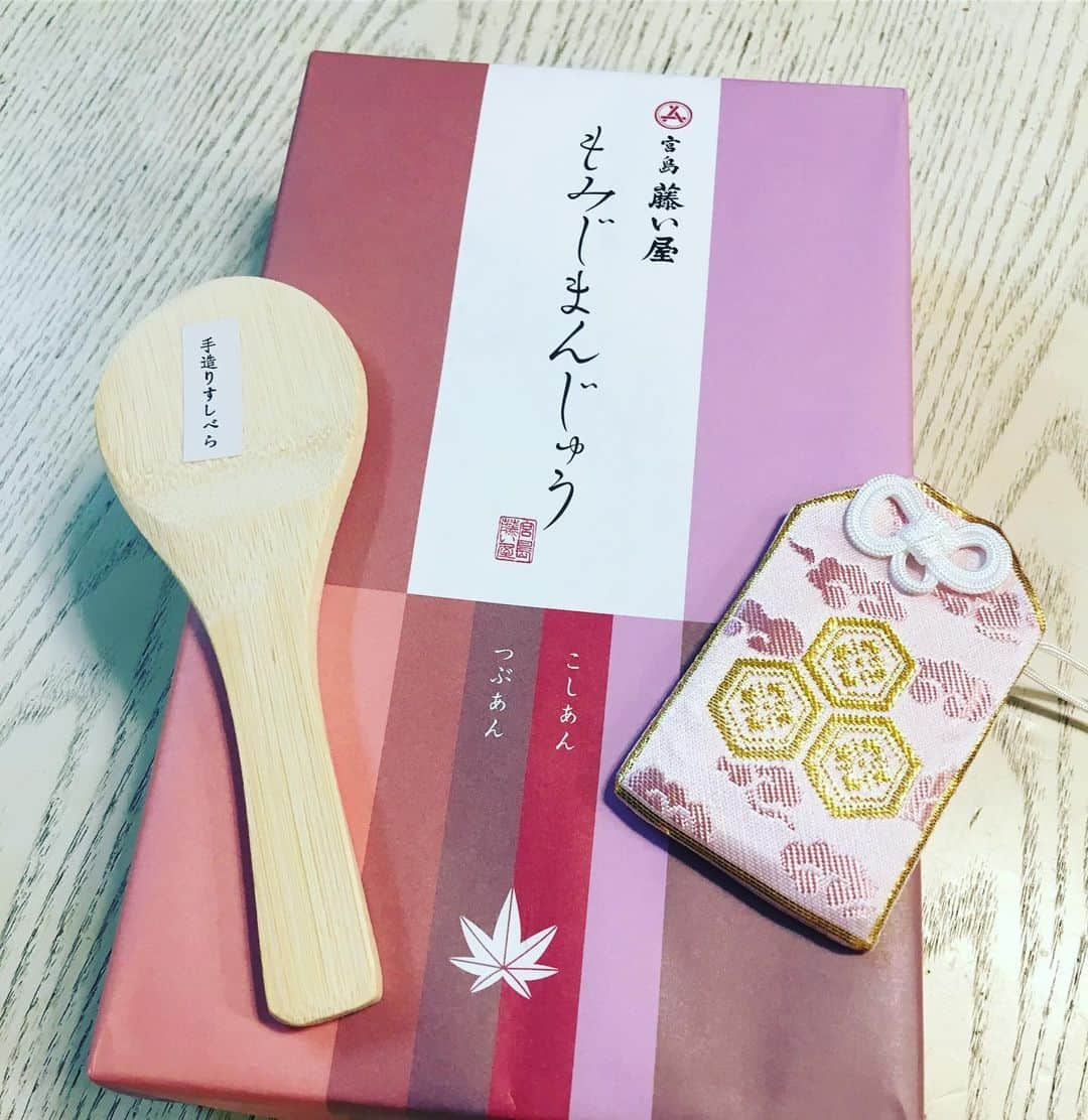 前野えまさんのインスタグラム写真 - (前野えまInstagram)「同じ事務所の原田亜美ちゃんとライブのリハでした🎤 亜美ちゃんは広島県出身。 広島はこの春に初めて行って、とても素敵な所だったので、亜美ちゃんの広島弁を聞いていたらまた行きたくなりました。  #原田亜美 #広島弁 #広島弁かわいい #広島県 #広島観光 #広島観光めぐり #厳島神社 #もみじ饅頭 #揚げもみじ #紅葉堂 #紅葉堂の揚げもみじ #宮島名物 #広島土産 #ライブ #リハーサル #前野えま #FAVO♡ #みんなでおこそうfavo革命」8月11日 18時14分 - maeno_ema