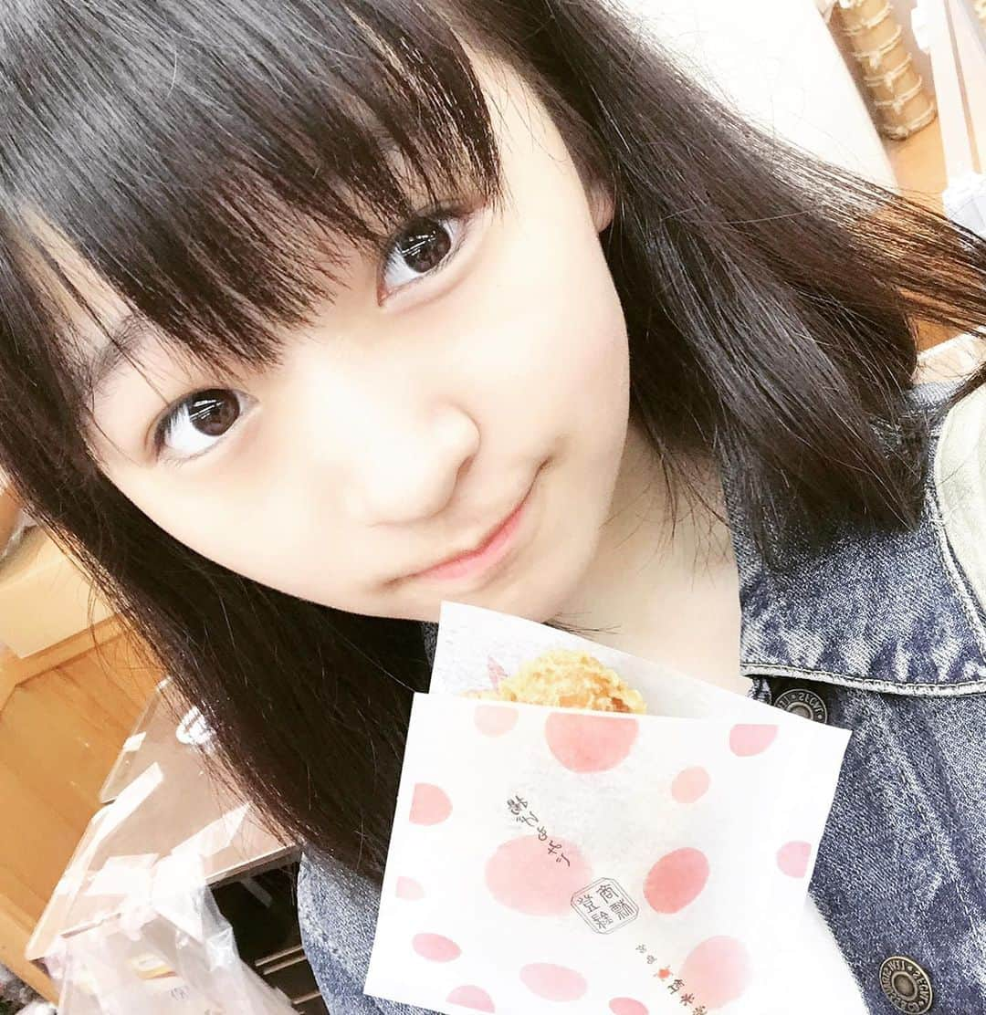 前野えまさんのインスタグラム写真 - (前野えまInstagram)「同じ事務所の原田亜美ちゃんとライブのリハでした🎤 亜美ちゃんは広島県出身。 広島はこの春に初めて行って、とても素敵な所だったので、亜美ちゃんの広島弁を聞いていたらまた行きたくなりました。  #原田亜美 #広島弁 #広島弁かわいい #広島県 #広島観光 #広島観光めぐり #厳島神社 #もみじ饅頭 #揚げもみじ #紅葉堂 #紅葉堂の揚げもみじ #宮島名物 #広島土産 #ライブ #リハーサル #前野えま #FAVO♡ #みんなでおこそうfavo革命」8月11日 18時14分 - maeno_ema