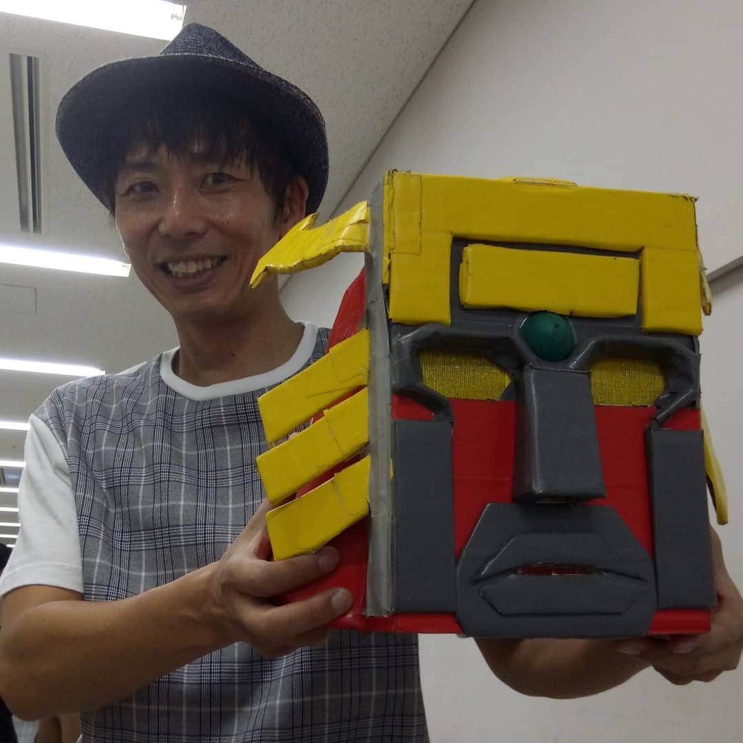 岡田達也のインスタグラム：「『世襲戦隊カゾクマンⅢ』 無事に大千穐楽を迎えることができました！ ご来場いただいたみなさま、ありがとうございました！ 取り急ぎお礼まで！  これから僕はみんなと離れて、一人、西へ向かいます。  #世襲戦隊カゾクマン  #カゾクマンロボ #岡田達也」