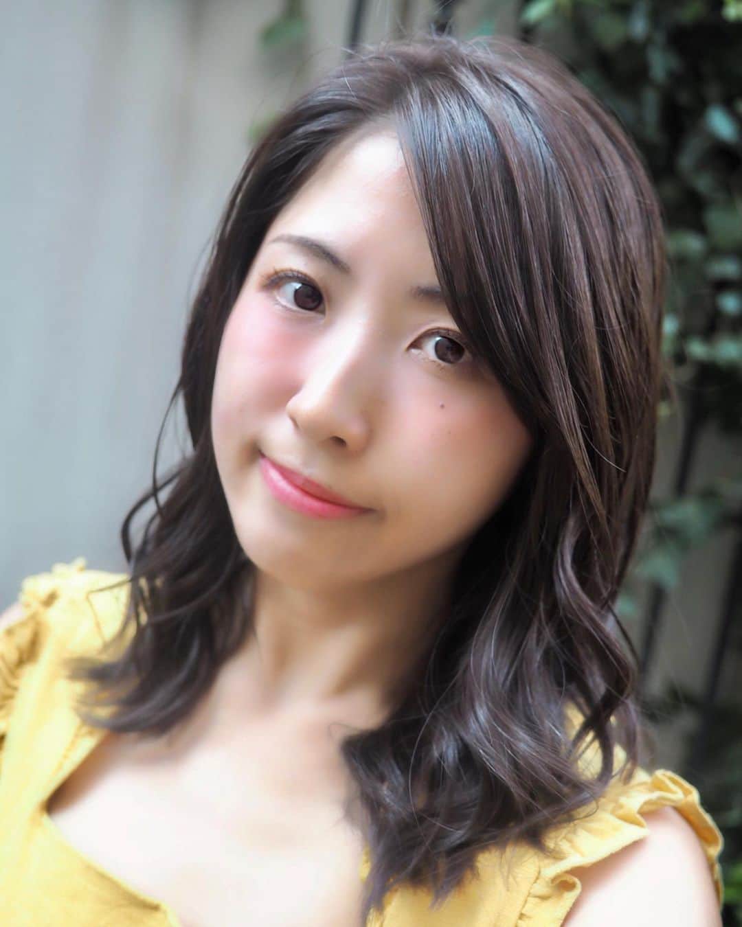 のインスタグラム：「イメチェンしたーー🥰💓﻿ ﻿ ずっと黒髪だった髪を﻿ 地毛より少し明るいアッシュブラウンに﻿ したよ🙌﻿ ﻿ ﻿ &かきあげヘア目指して﻿ 前髪伸ばし中⭐️﻿ ﻿ ﻿ 理想的な髪になって嬉しい🥰﻿ ﻿ いつも思った通りの髪にしてくれる﻿ 信頼している美容師さん﻿ DAMIAの佐々木純一さん✧︎﻿ ありがとうございます😊﻿ そしてご結婚おめでとうございます🎉﻿ ﻿ ﻿ ﻿ 最後の2枚の写真がビフォーアフター！﻿ 光で明るく見えるけど﻿ 実際はもっと暗いよ😊✨﻿ ﻿(地毛はもともとちょっと茶色い🐻) 髪染めるの約5年ぶりだよ～～﻿ ﻿ 気分を変えられて﻿ あがる\(❁´∀`❁)/﻿ ﻿ ﻿ ﻿ ﻿ 明日から遊びの予定入ってるから﻿ 髪きれいにできて﻿ 夏休みの準備万端🌞🌴🌺✨﻿ ﻿ ﻿ (昨日今日は進撃の巨人や﻿ 高校野球見るために引きこもってたw)﻿ ﻿ ﻿ newヘアで夏休み楽しむぞー💕💕💕﻿ ﻿ ﻿ ┈┈┈┈┈┈┈┈┈┈﻿ ﻿📍 DAMIA by LuLu﻿ 〒107-0062﻿ 東京都港区南青山５丁目５−４ LUCE南青山B-2F﻿ ﻿ Tel / Fax﻿ 03-6419-7085 / 03-6419-7086﻿ ﻿ @sasakijunichi  @damiabylulu ﻿ ┈┈┈┈┈┈┈┈┈┈ ﻿ #ヘアスタイル#damiabylulu #かきあげ前髪 #かきあげバング #haircolor #hairstyles #ヘアカラー#サロンスタイル #サロン#青山#美容院#美容院帰り #表参道#アッシュブラウン #アッシュカラー #セミディ#巻き髪#ヘアアレンジ#hairarrange」
