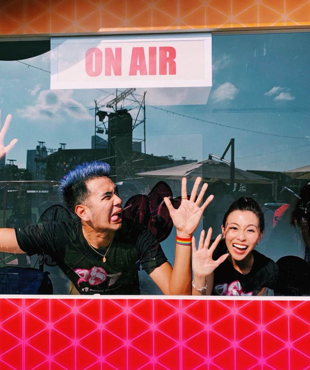 のインスタグラム：「No rest for the wicked 🤪 Coming to you live from @gardensbythebay!! We will be broadcasting for @987fm till 630pm, see you 💚  #OurSgOurCelebration」