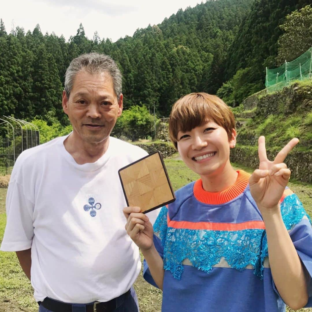 福岡晃子さんのインスタグラム写真 - (福岡晃子Instagram)「新しいお土産「OLUYOのハンドメイド鍋敷き」は那賀町の木下さんが組み木から全部手作業で作ってくださっています。元々欄間職人(仏壇に彫ってある立体的なお花とかお寺に飾ってある龍の彫刻などを作る職人さん)だった木下さんにかかれば、木工はお手の物。これからも一緒に新しい徳島のお土産を考えていけたらと思っています。 気になる方はOLUYOのオンラインショップへ→ http://oluyo2016.wixsite.com/tokushima/shop #OLUYO #お土産」8月11日 18時19分 - akikofukuoka_oluyo