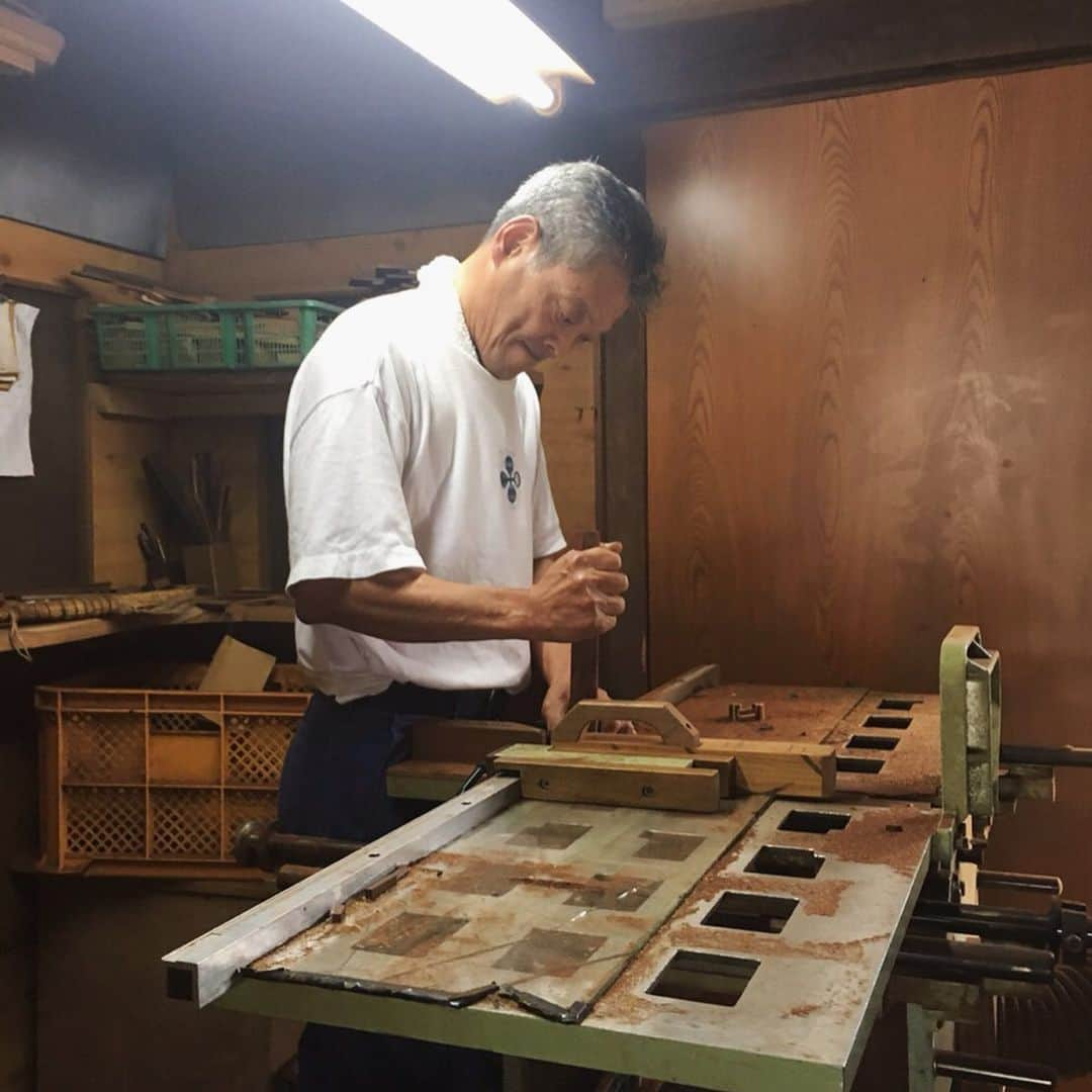 福岡晃子さんのインスタグラム写真 - (福岡晃子Instagram)「新しいお土産「OLUYOのハンドメイド鍋敷き」は那賀町の木下さんが組み木から全部手作業で作ってくださっています。元々欄間職人(仏壇に彫ってある立体的なお花とかお寺に飾ってある龍の彫刻などを作る職人さん)だった木下さんにかかれば、木工はお手の物。これからも一緒に新しい徳島のお土産を考えていけたらと思っています。 気になる方はOLUYOのオンラインショップへ→ http://oluyo2016.wixsite.com/tokushima/shop #OLUYO #お土産」8月11日 18時19分 - akikofukuoka_oluyo