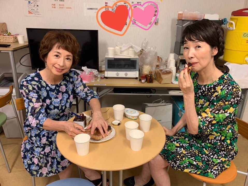 フジテレビ ドラマ「セミオトコ」さんのインスタグラム写真 - (フジテレビ ドラマ「セミオトコ」Instagram)「＊ #うつせみ荘 の外でも﻿ 仲良しなおふたり👭﻿ #くぎねじ姉妹﻿ 見ているこちらまで和みます…☺️♡﻿ そして檀さん 紙コップに…❗️﻿ 素敵です😂✨﻿ ﻿ #なんて素晴らしい世界なんだ﻿ #イラストかわいすぎです﻿ #セミ愛﻿ #くぎこ﻿ #ねじこ﻿ #国分寺姉妹﻿ #セミオトコ」8月11日 18時20分 - semiotoko_tvasahi