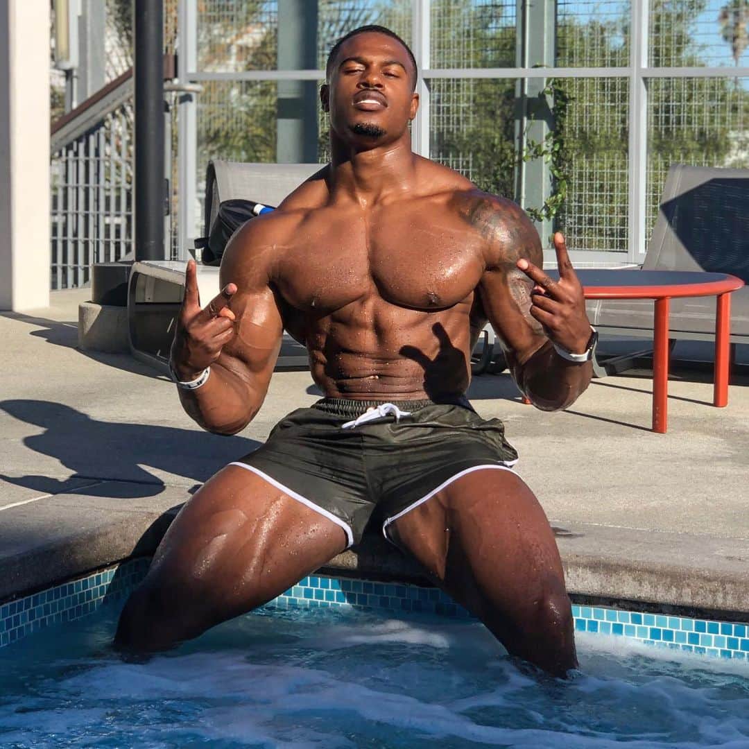 Simeon Pandaさんのインスタグラム写真 - (Simeon PandaInstagram)「My Saturday afternoon, after training & working, a little relaxation was needed ✌🏾⁣ ⁣ I want to help you train! Visit my YouTube Channel: YouTube.com/simeonpanda for FREE diet tips and training routines, or download programs at SIMEONPANDA.COM⁣⁣⁣⁣」8月11日 18時31分 - simeonpanda