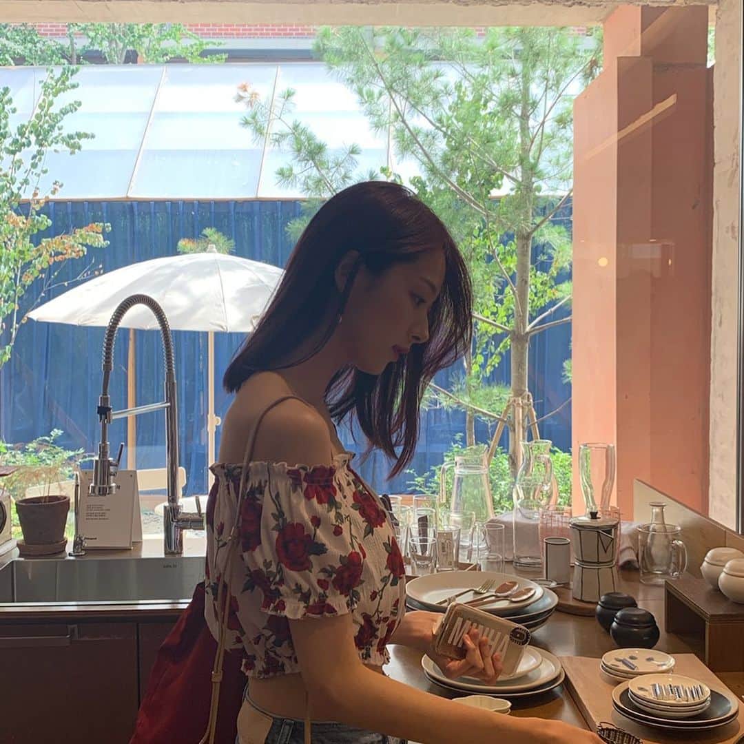 ミナ さんのインスタグラム写真 - (ミナ Instagram)「사람의 욕심은 끝이 없고 컵은 그만 사 민하야🤫」8月11日 18時24分 - blossomh_