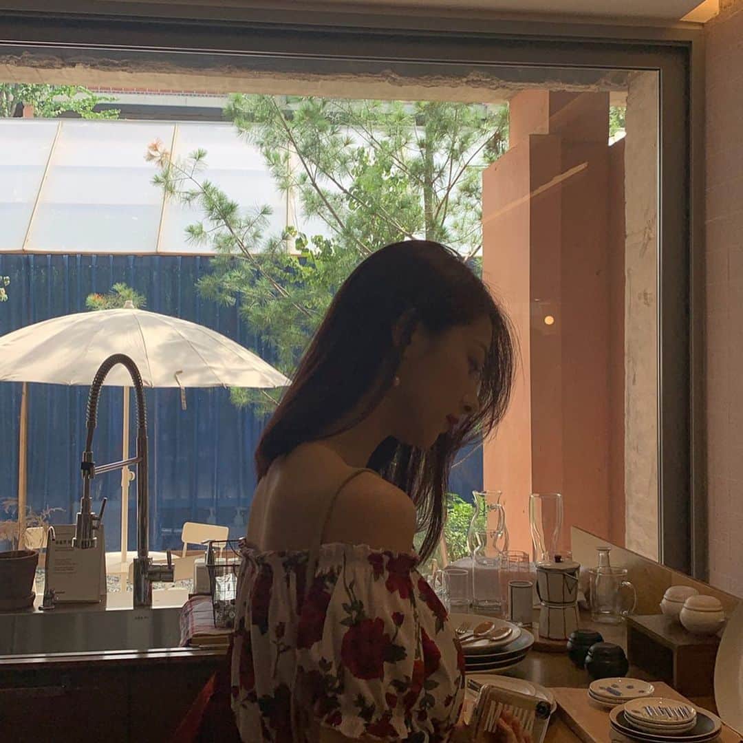 ミナ さんのインスタグラム写真 - (ミナ Instagram)「사람의 욕심은 끝이 없고 컵은 그만 사 민하야🤫」8月11日 18時24分 - blossomh_