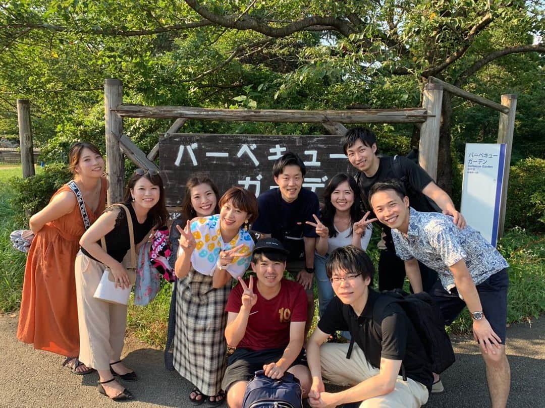 渡辺梨夏子のインスタグラム：「１年ぶりに。大学時代４年間かんばったバイト先のみんなとのbbq☺️✨ しょーもないことで笑いすぎた...健康的な夏だな〜！！ #exc#bbq #スイカ割り#dj現わる #都内でairbnb  #雨戸トランプ必須 #早朝🍑 #☕️#🍖#🍺#🍉#💍」