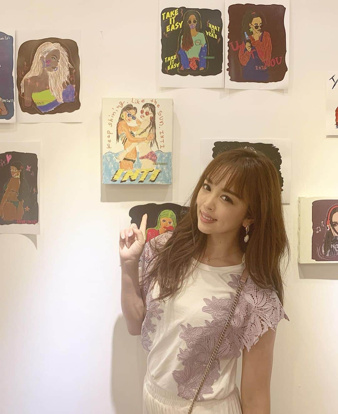 のインスタグラム：「I'm model art♡﻿ ﻿ ﻿ デザイナーで、イラストレーターの友達が﻿ 初の個展を開いたので、﻿ 行ってきました💓﻿ ﻿  @natuminti ・ ・ 去年の夏、白浜で撮った写真がモデルに﻿ 絵を描いてくれて﻿ それが個展で1番人気だったみたい✨﻿ ﻿ ﻿ 携帯ケースとか、Bag、Tシャツとか﻿ これからネットで色々販売して行くみたい♡☻﻿ ﻿ ﻿ なっちゃんお疲れ様♡﻿ 頑張ってね(^^)」