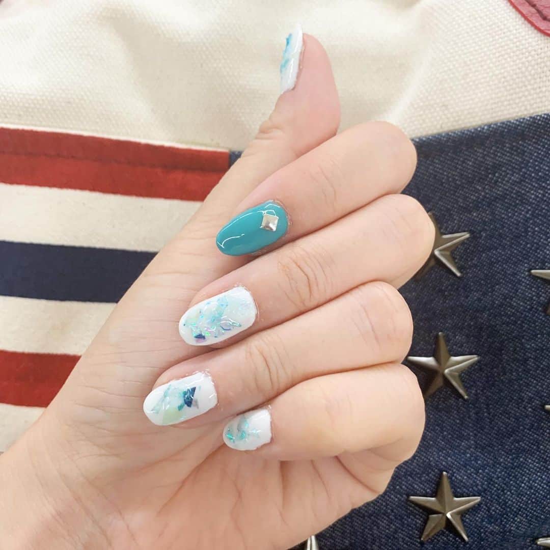 川嵜美佳のインスタグラム：「#summer #nail  #selfgelnail #jellynail  母の一言がきっかけで、 #セルフネイル 始めました☆  これでもう、欠けても、 急遽、ナチュラルネイルのオーダーも、 こわくない♪  仕上がりがまだ粗いのはご愛嬌で…^^;。 これから、色々できるようにがんばろぅ٩( ᐛ )و  にしても、手の甲、 蚊に刺された…かゆい…(_ _).｡o○  #selfie #handmadebag #favorite #instalike」